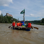 Mehr über den Artikel erfahren Die abenteuerliche Flossfahrt der RaRo